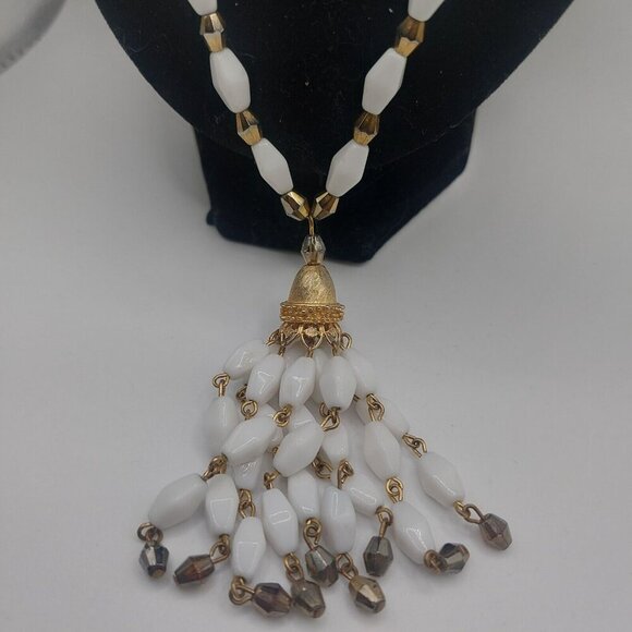 Signed Crown Trifari Rare Milk Glass Lariat Necklace Rare design on beads - Picture 4 of 7